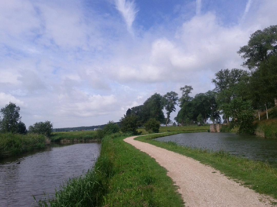 Bike path between two canals (near Sluis), very pleasant.