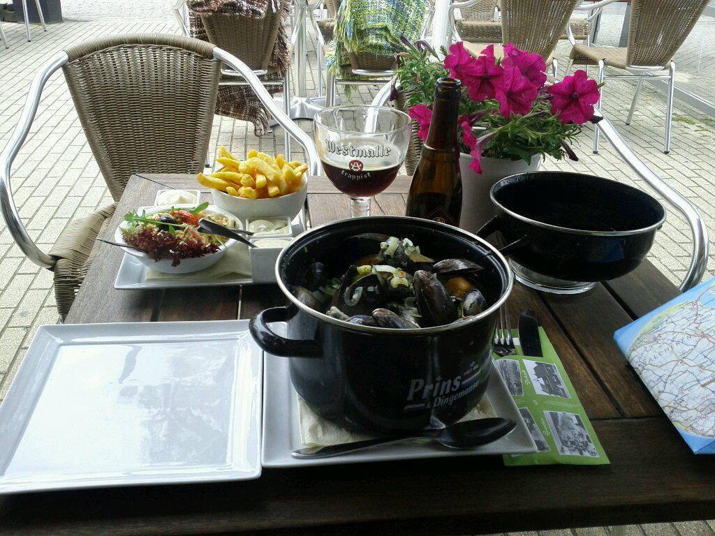 Bikepath cafe by the ocean serving local mussels (I'd been postponing eating lunch for hours, hoping to find a place like this)
