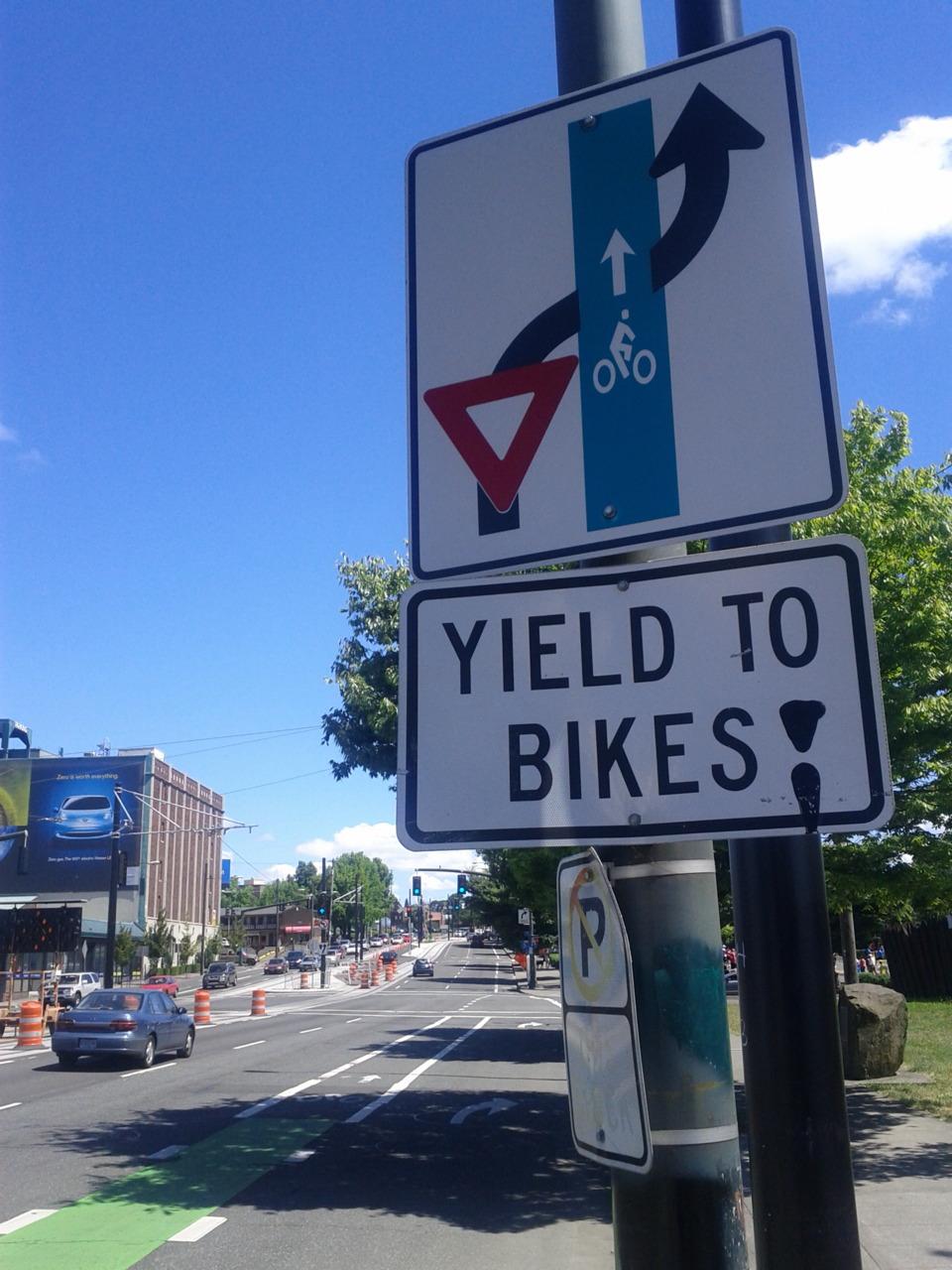 Detailed signage for car/bike lane crossovers (in PDX)