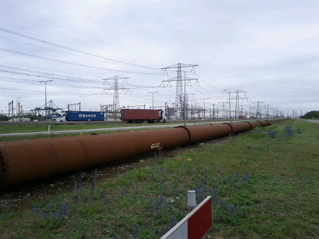 Detoured to an industrial peninsula on the map (still has bike paths, so should be allowed)