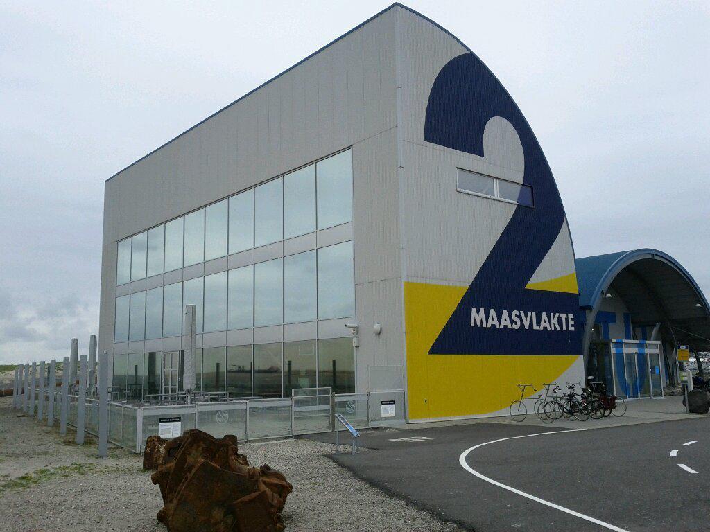 To my surprise, deep in the industrial port, came across an info center (with coffee and pastries!) for Maasvlatke 2, a project...