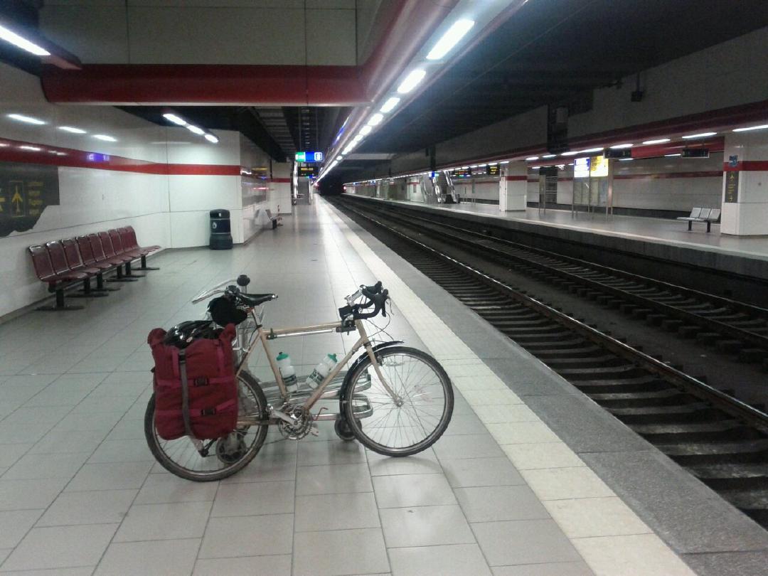 Waiting for a train, circle tangent to line (Brussels)